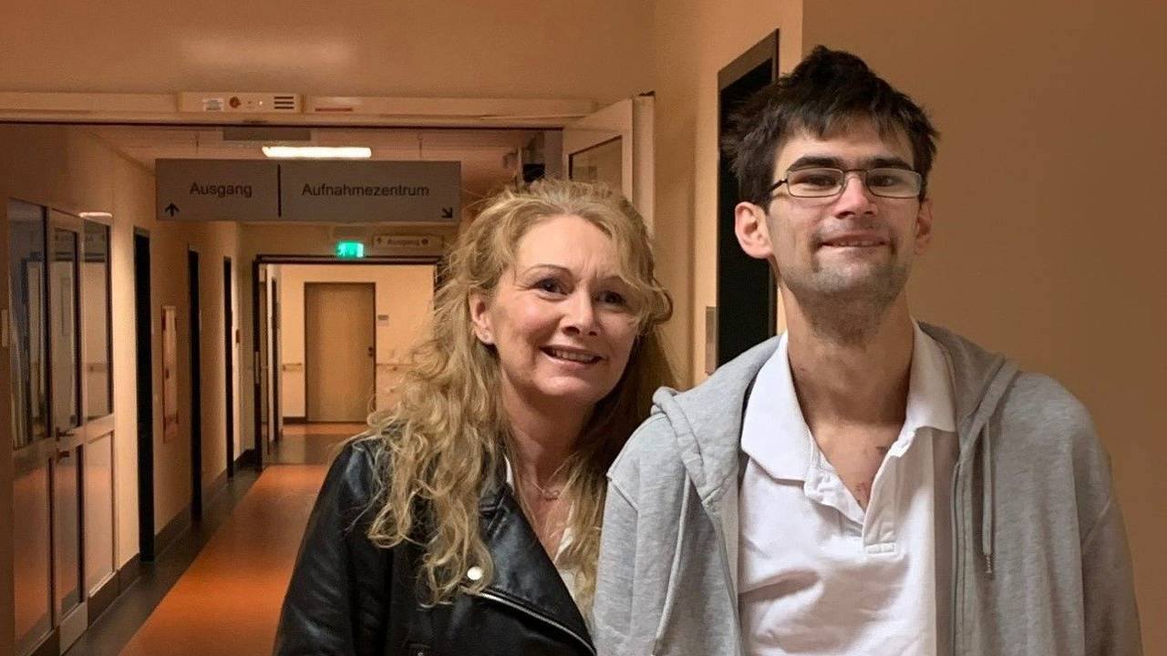 Der 27-jährige Christopher und seine Mutter Gabriele stehen im Flur des Helios Klinikums in Siegburg.