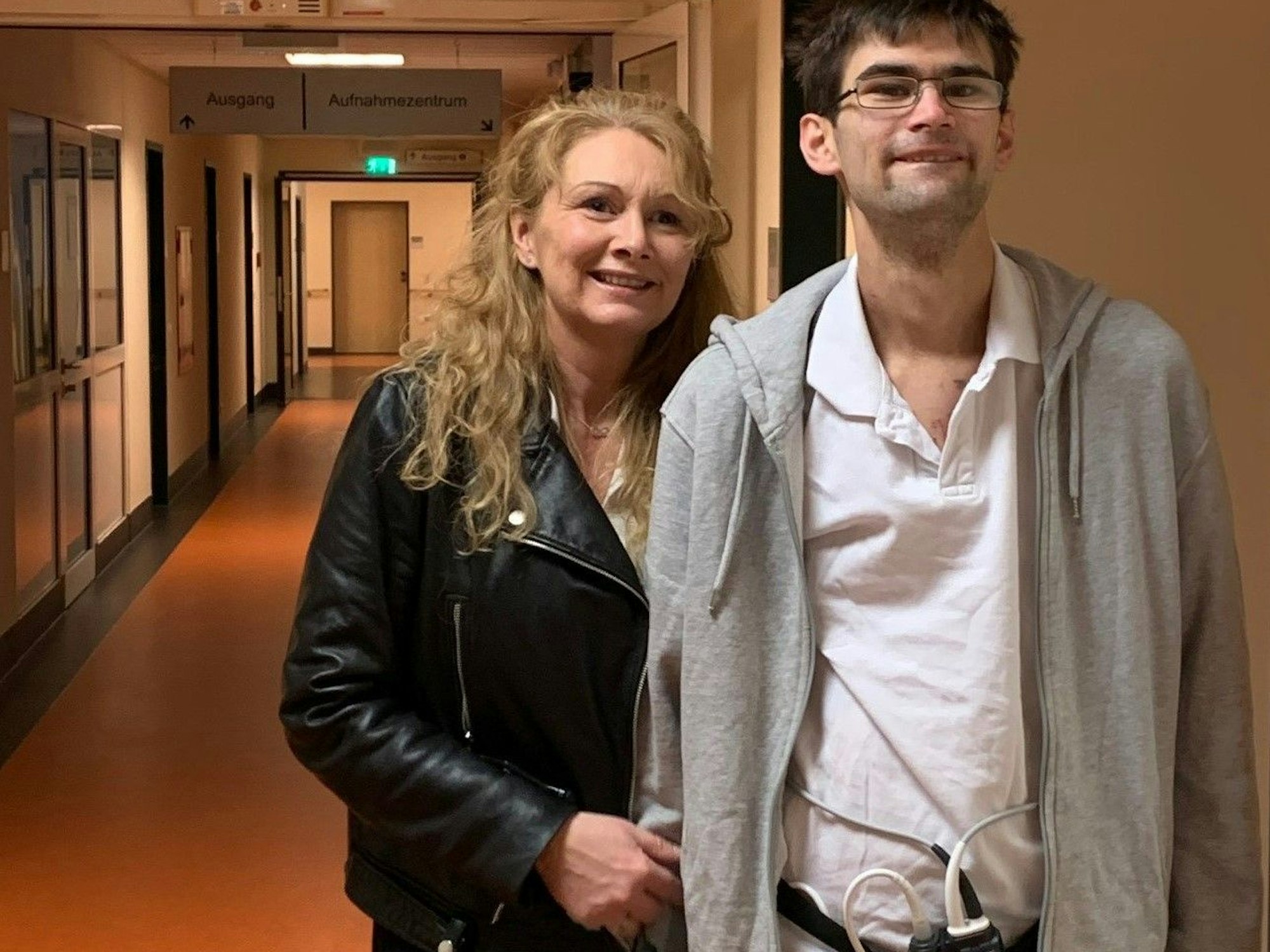 Der 27-jährige Christopher und seine Mutter Gabriele stehen im Flur des Helios Klinikums in Siegburg.