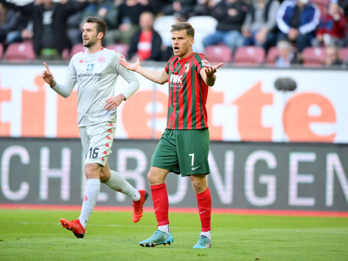 Robin Zentner (Mainz) und Florian Niederlechner (Augsburg) haben unterschiedliche Auffassungen.