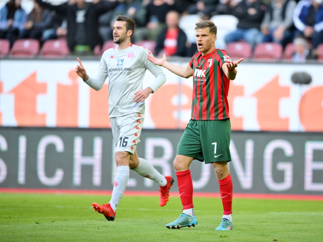 Robin Zentner (Mainz) und Florian Niederlechner (Augsburg) haben unterschiedliche Auffassungen.