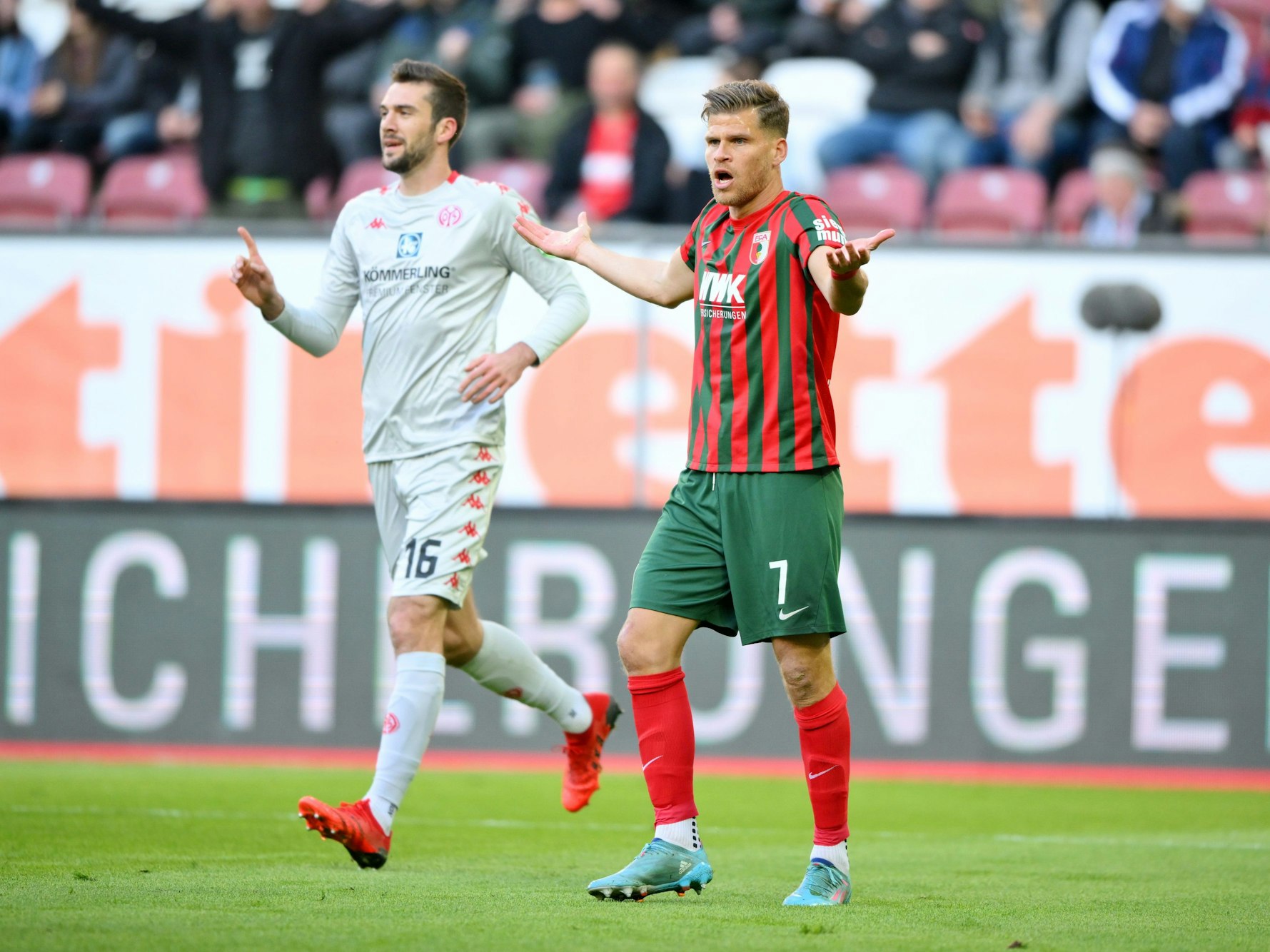 Robin Zentner (Mainz) und Florian Niederlechner (Augsburg) haben unterschiedliche Auffassungen.