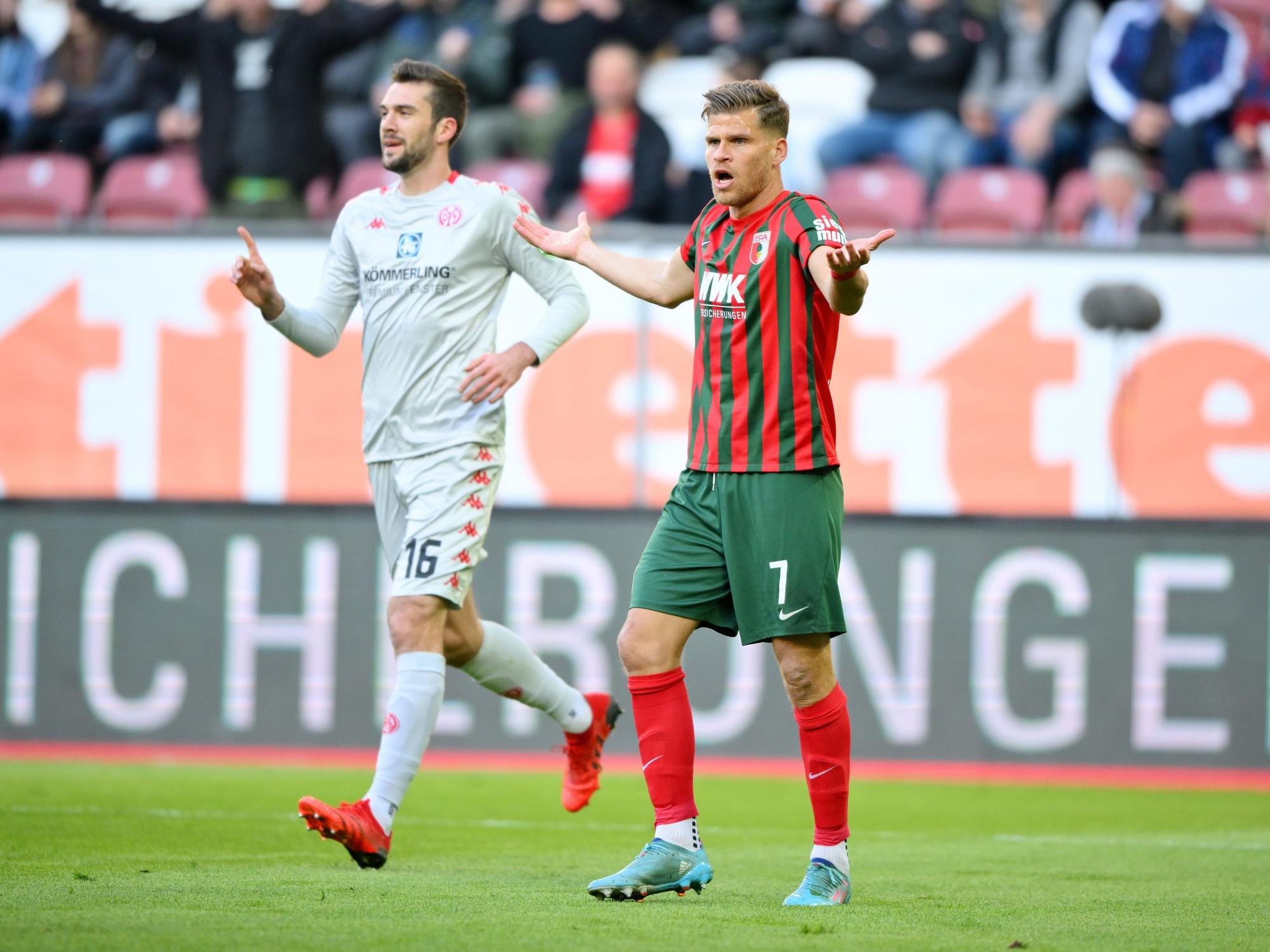 Robin Zentner (Mainz) und Florian Niederlechner (Augsburg) haben unterschiedliche Auffassungen.