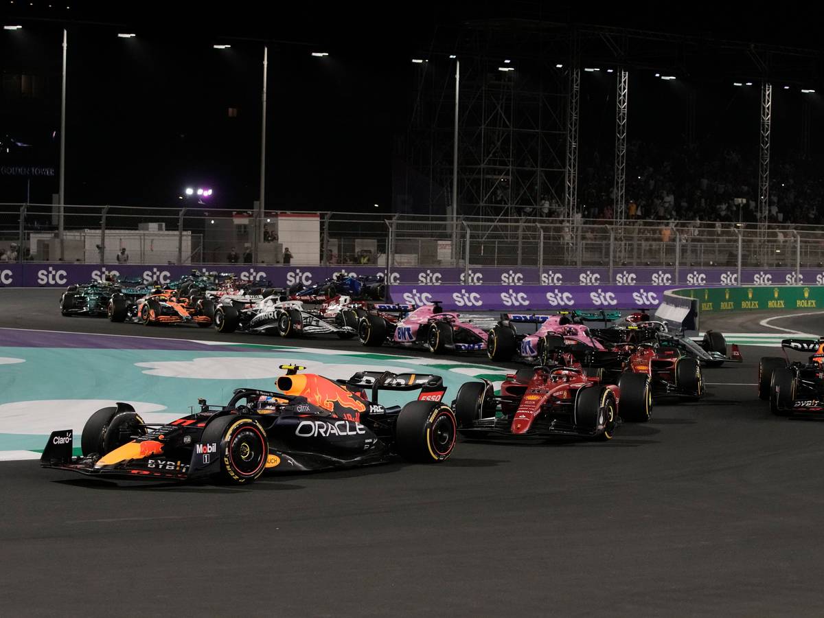 Die Formel-1-Boliden beim Grand Prix von Saudi-Arabien 2022 in Aktion.