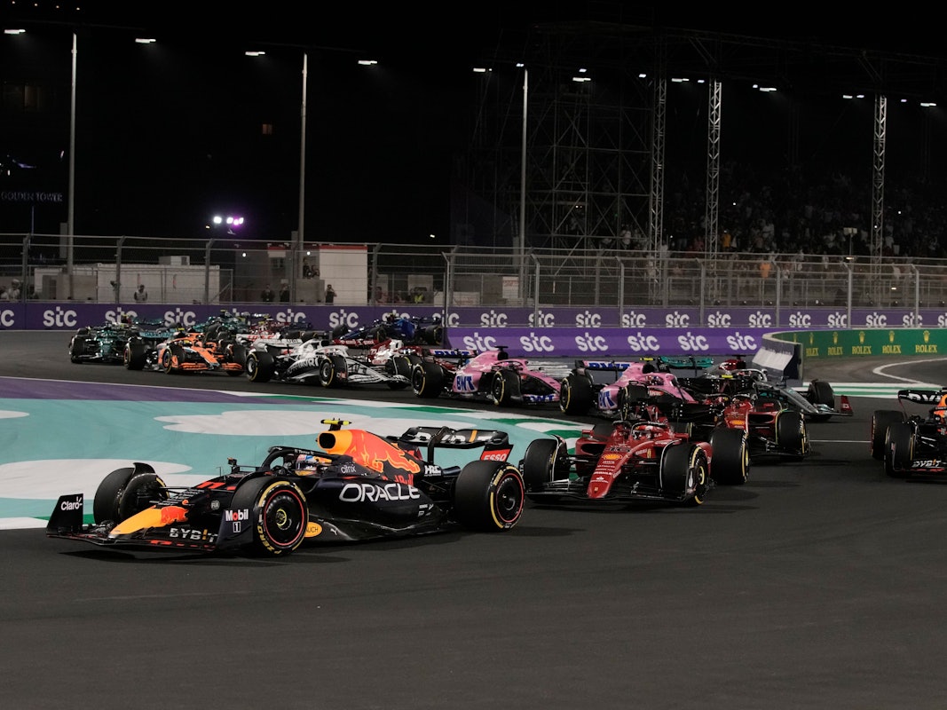 Die Formel-1-Boliden beim Grand Prix von Saudi-Arabien 2022 in Aktion.