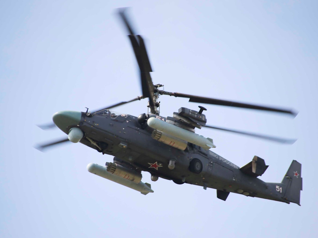 Dieses von der Vayar Military Agency zur Verfügung gestellte Foto zeigt am 11.09.2017 in Weißrussland ein Ka-52 «Alligator» (Kampfhubschrauber) bei einem Übungsflug.