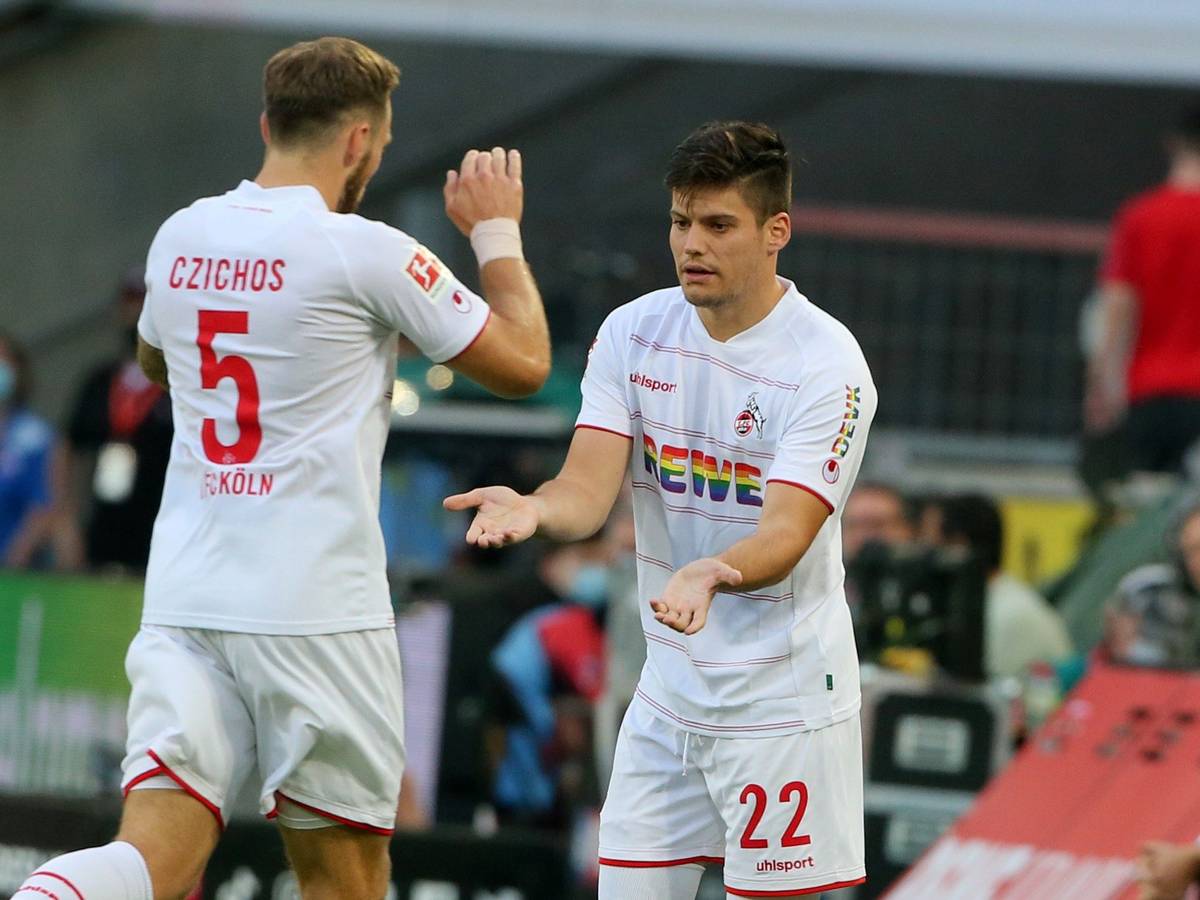 Rafael Czichos (l.) wird für Jorge Mere ausgewechselt, hier im Bundesliga-Spiel gegen RB Leipzig (1:1) am 18. September 2021.