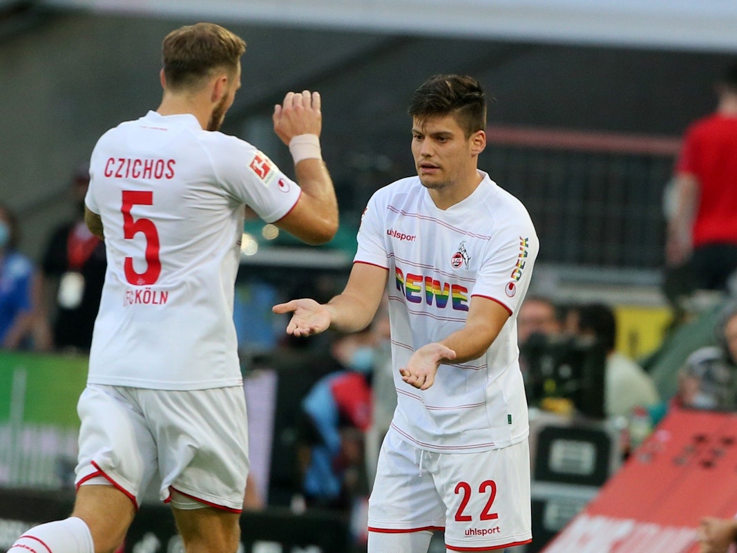 Rafael Czichos (l.) wird für Jorge Mere ausgewechselt, hier im Bundesliga-Spiel gegen RB Leipzig (1:1) am 18. September 2021.