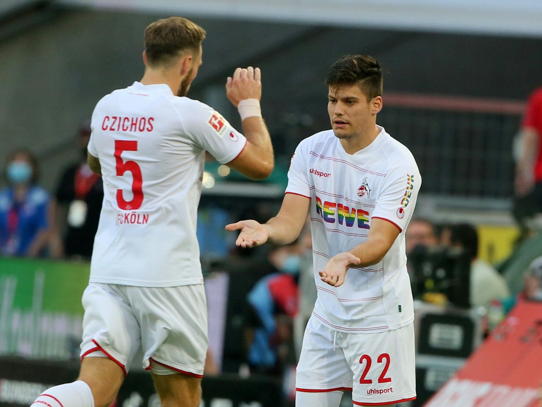 Rafael Czichos (l.) wird für Jorge Mere ausgewechselt, hier im Bundesliga-Spiel gegen RB Leipzig (1:1) am 18. September 2021.