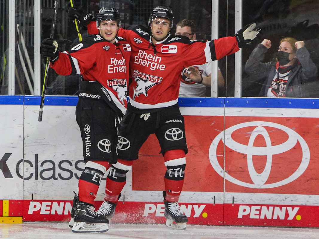 Kölns Julian Chrobot (links) jubelt mit dem Torschützen zum 1:0, Maximilian Kammerer