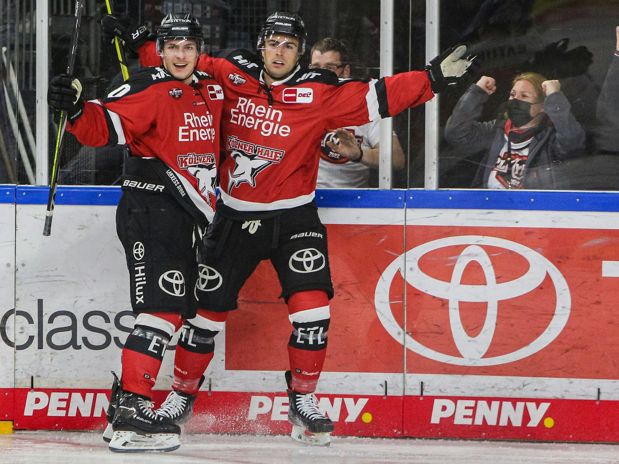 Kölns Julian Chrobot (links) jubelt mit dem Torschützen zum 1:0, Maximilian Kammerer