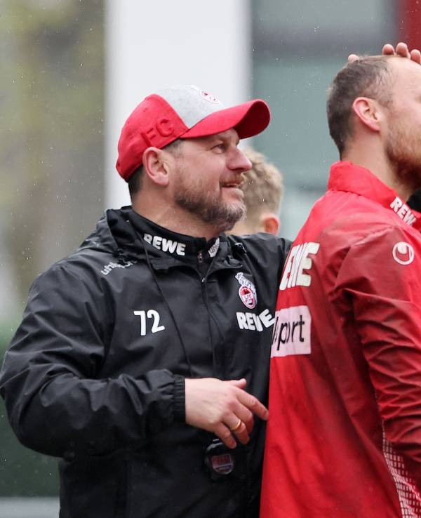 Steffen Baumgart streichelt Marvin Schwäbe den Kopf.