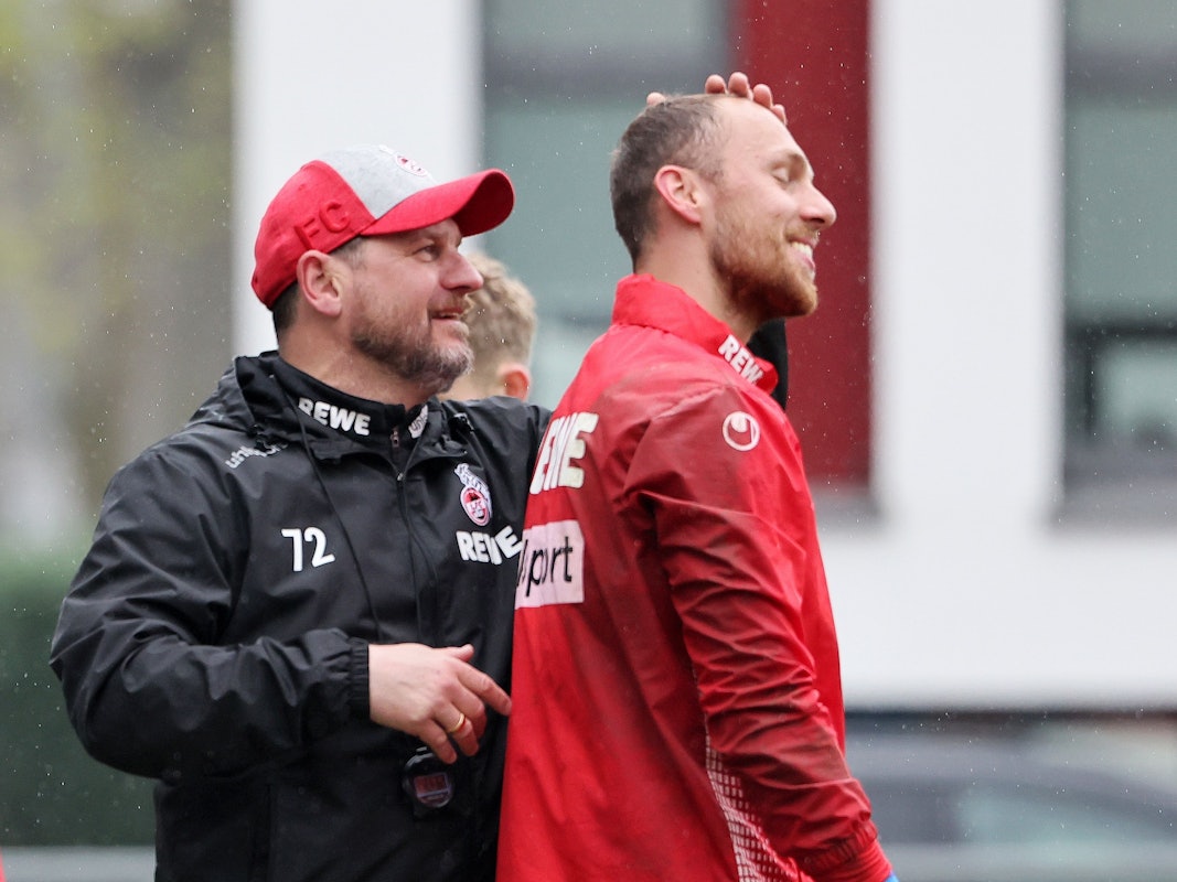 Steffen Baumgart streichelt Marvin Schwäbe den Kopf.