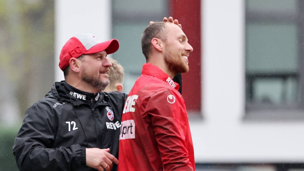 Steffen Baumgart streichelt Marvin Schwäbe den Kopf.