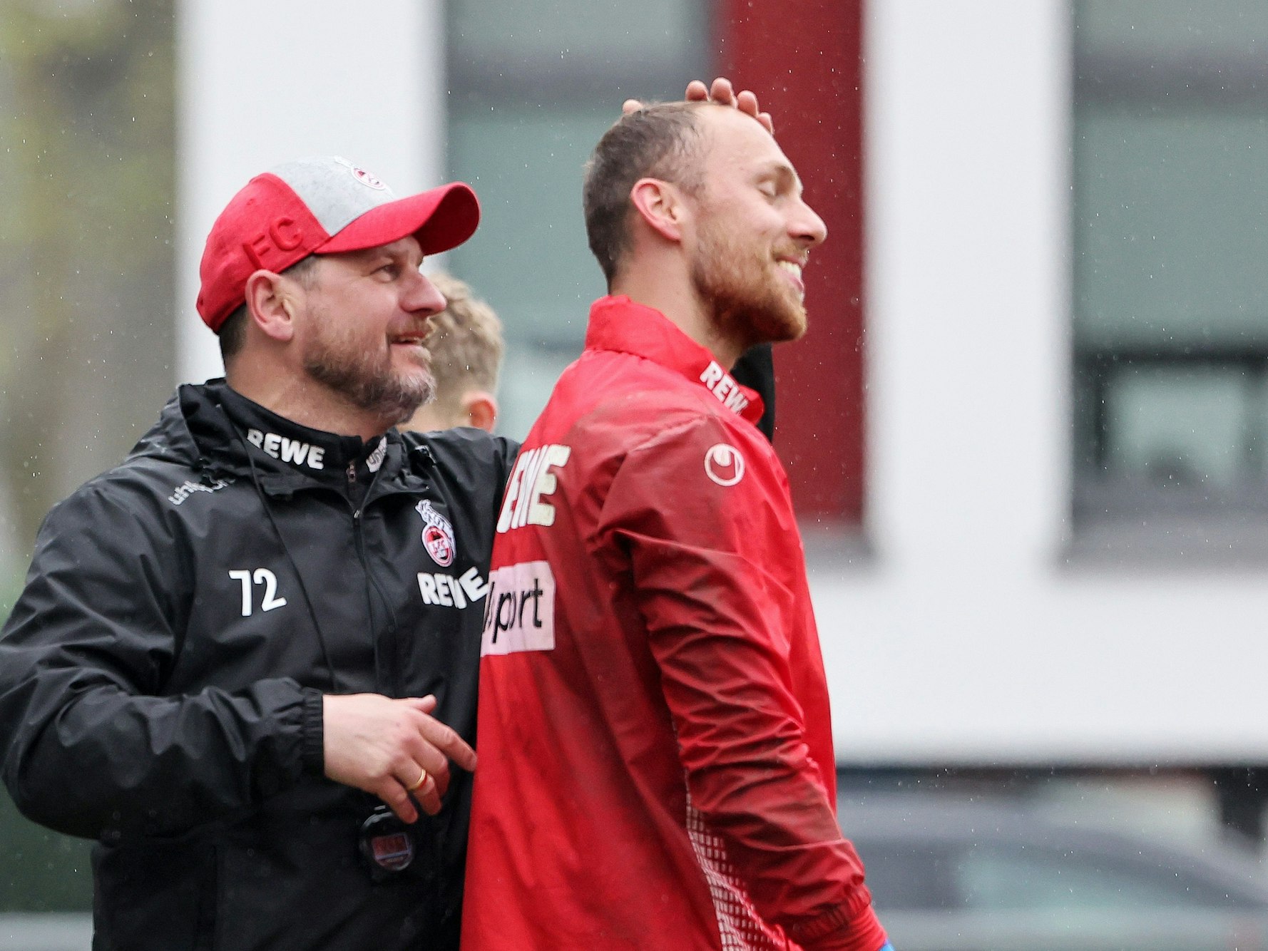 Steffen Baumgart streichelt Marvin Schwäbe den Kopf.