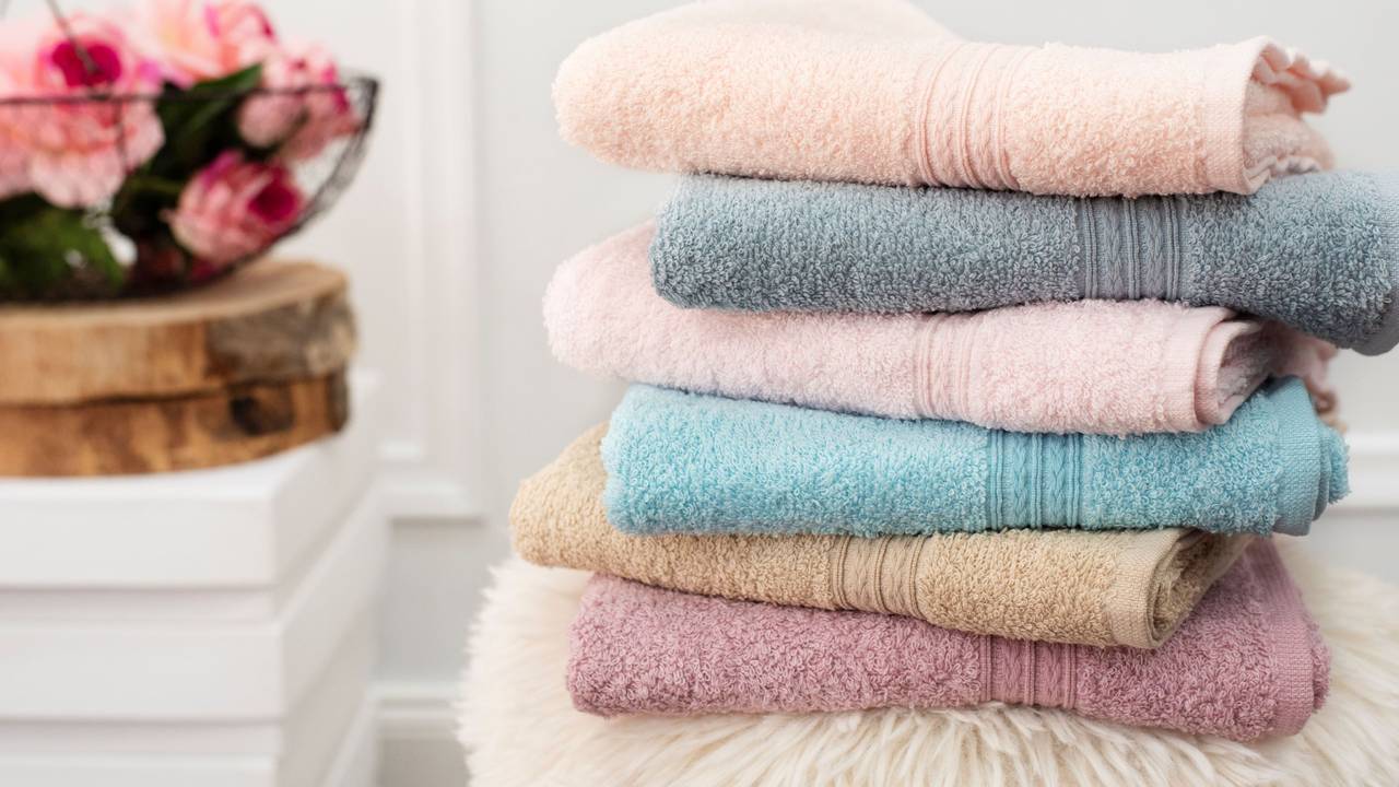 Harte, kratzige Handtücher? Mit unseren Tipps werden die Handtücher sauber und flauschig.