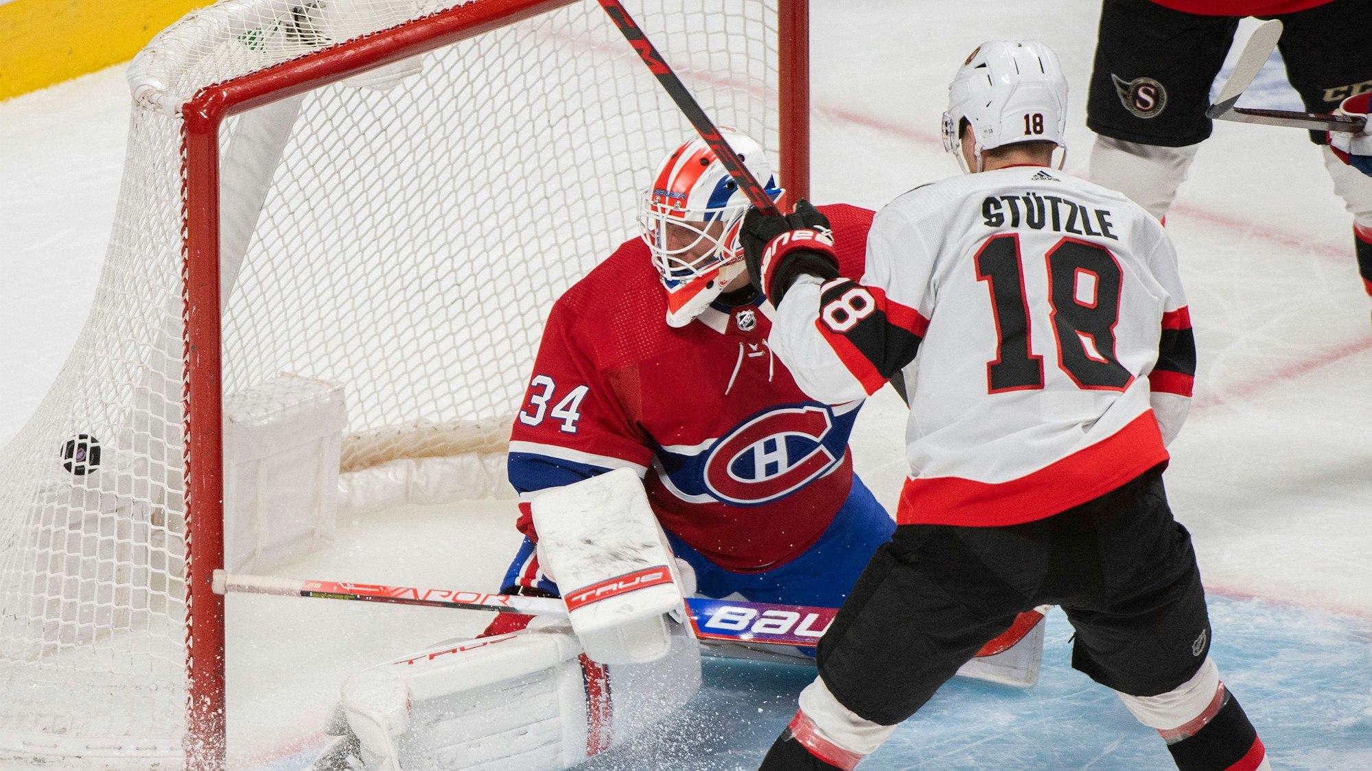 Eishockey-Profi Tim Stützle in Aktion.