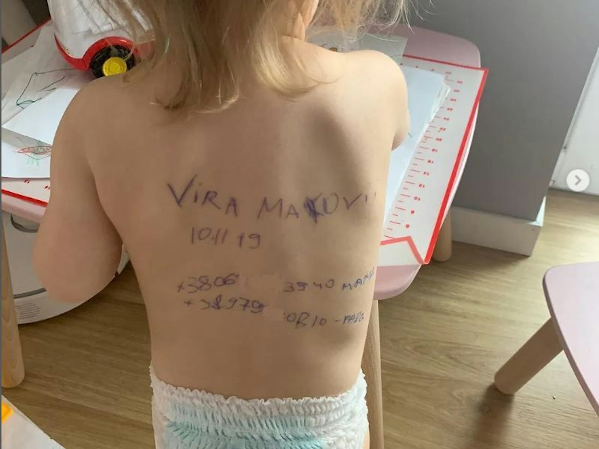 Vira Mako: Das Kind wurde von der Mutter beschriftet. Dahinter steckt eine drastische und tragische Maßnahme wegen des Ukraine-Krieges.