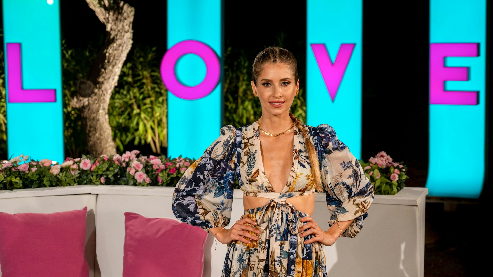 Das Foto zeigt Moderatorin Cathy Hummels während Dreharbeiten zu "Love Island - Aftersun: Der Talk danach".