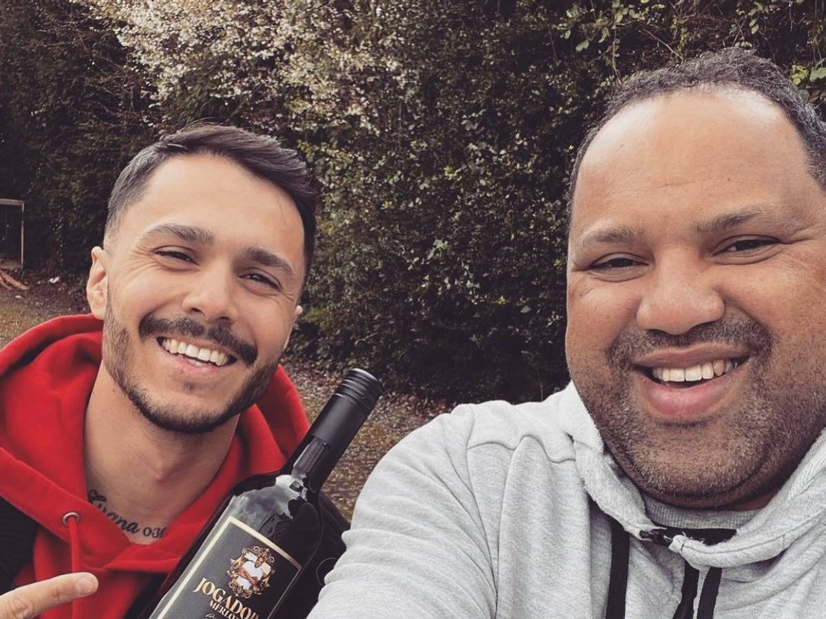 Leonardo Bittencourt posiert mit einer Flasche Wein und Ex-Profi Ailton