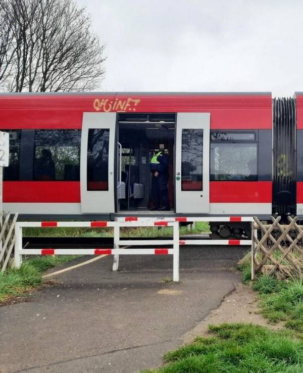 Eine Regionalbahn steht an einem unbeschrankten Bahnübergang in Bergheim.