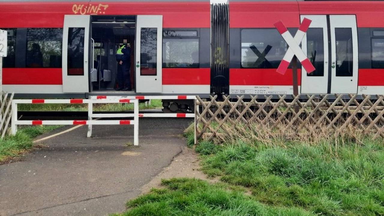 Eine Regionalbahn steht an einem unbeschrankten Bahnübergang in Bergheim.