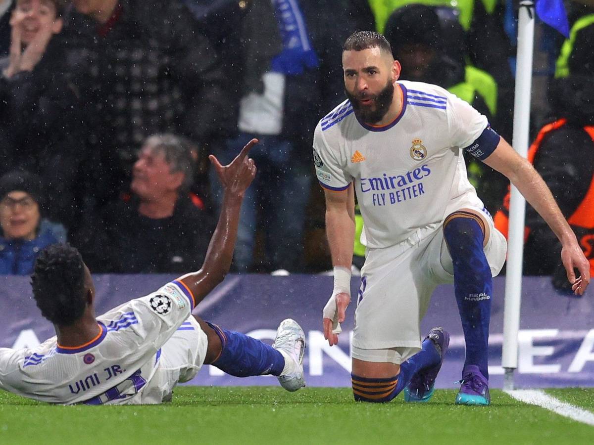 Karim Benzema jubelt mit Vinicius Júnior über ein Tor für Real Madrid in der Champions League
