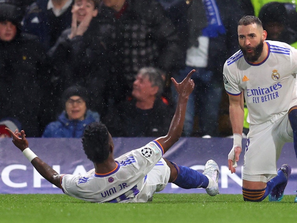 Karim Benzema jubelt mit Vinicius Júnior über ein Tor für Real Madrid in der Champions League