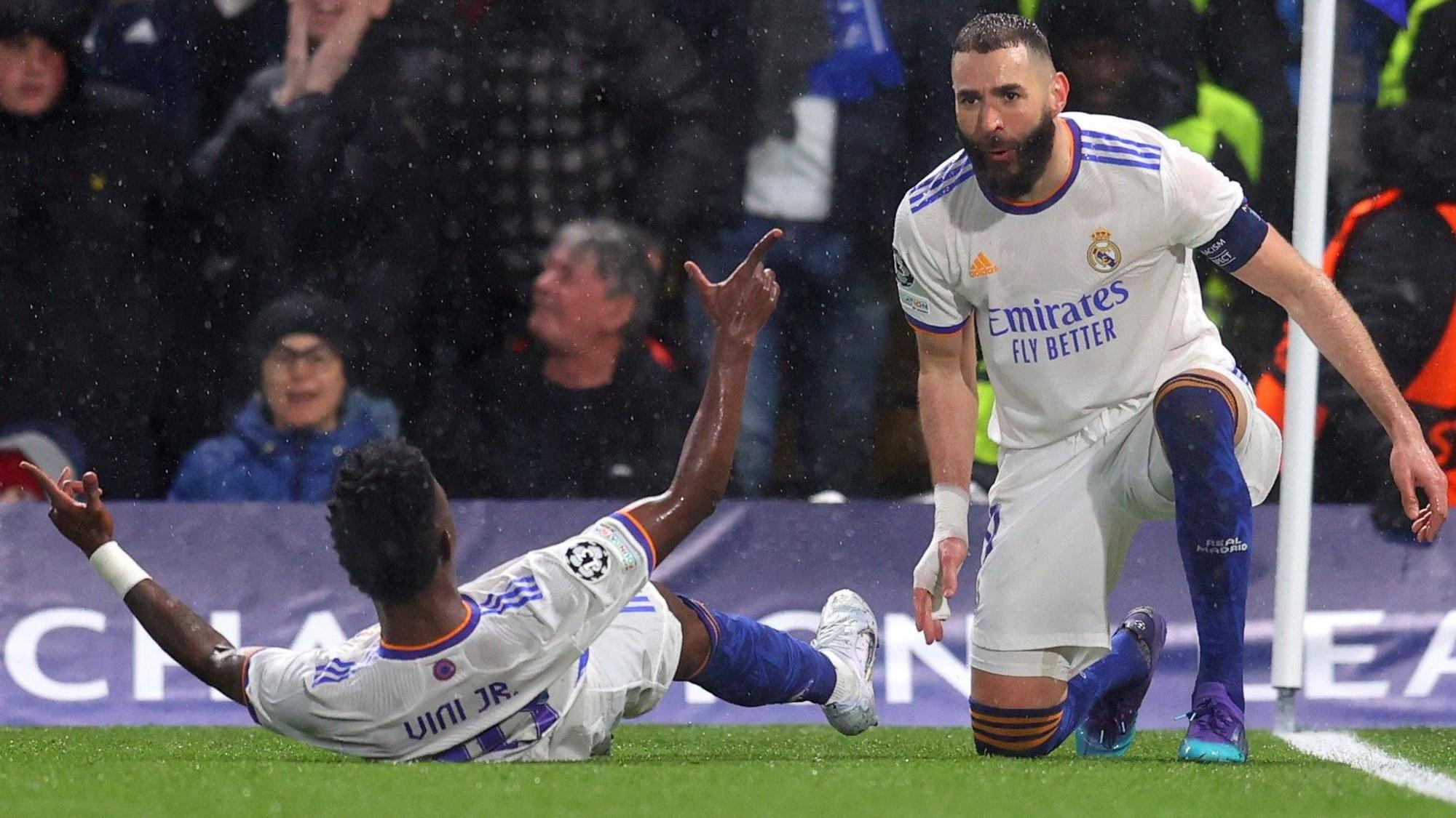 Karim Benzema jubelt mit Vinicius Júnior über ein Tor für Real Madrid in der Champions League