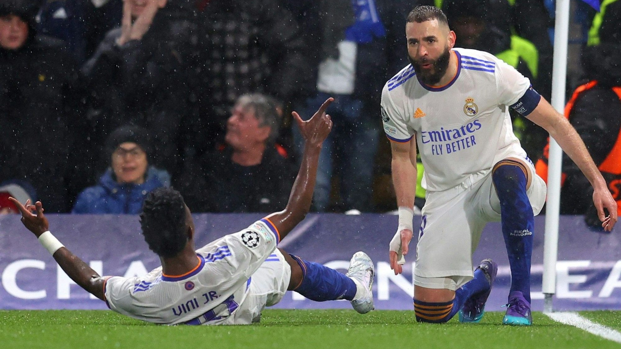 Karim Benzema jubelt mit Vinicius Júnior über ein Tor für Real Madrid in der Champions League