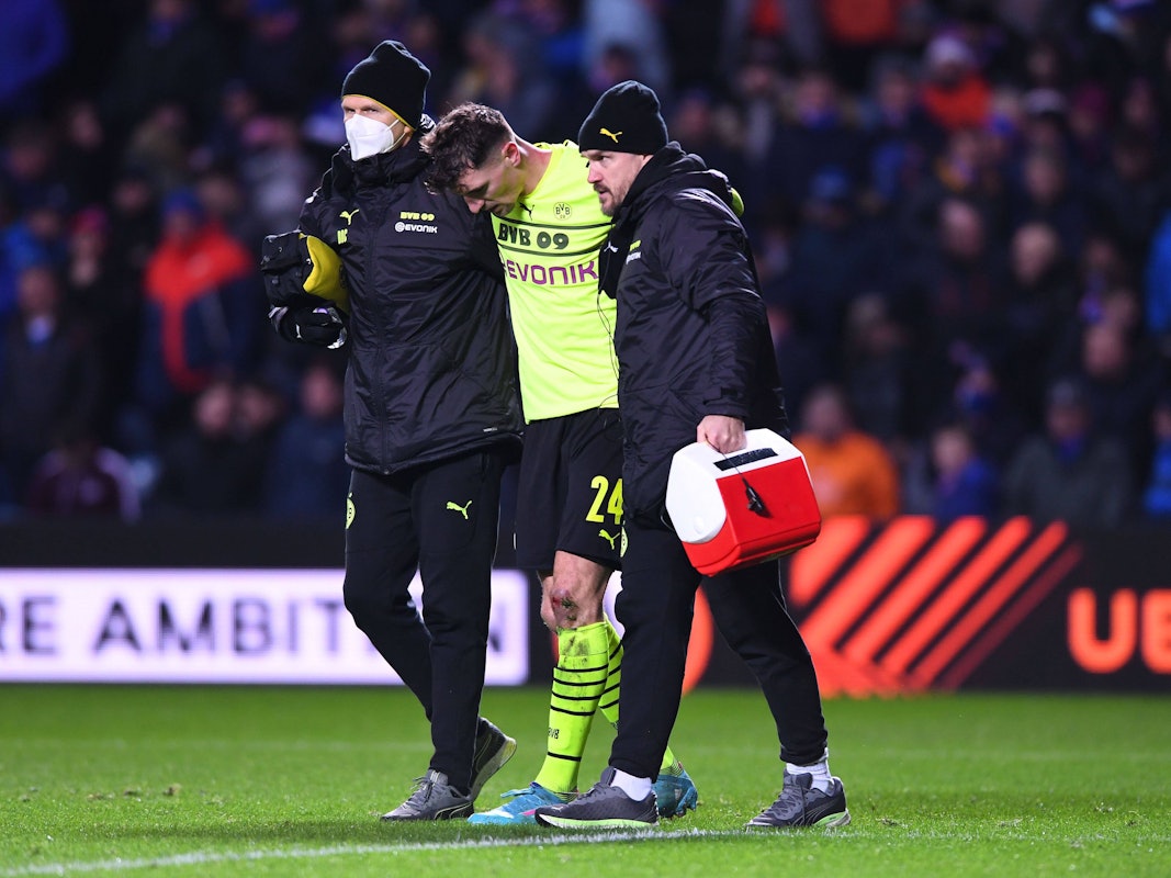 Thomas Zetzmann (rechts) stützt Thomas Meunier und begleitet ihn vom Platz.