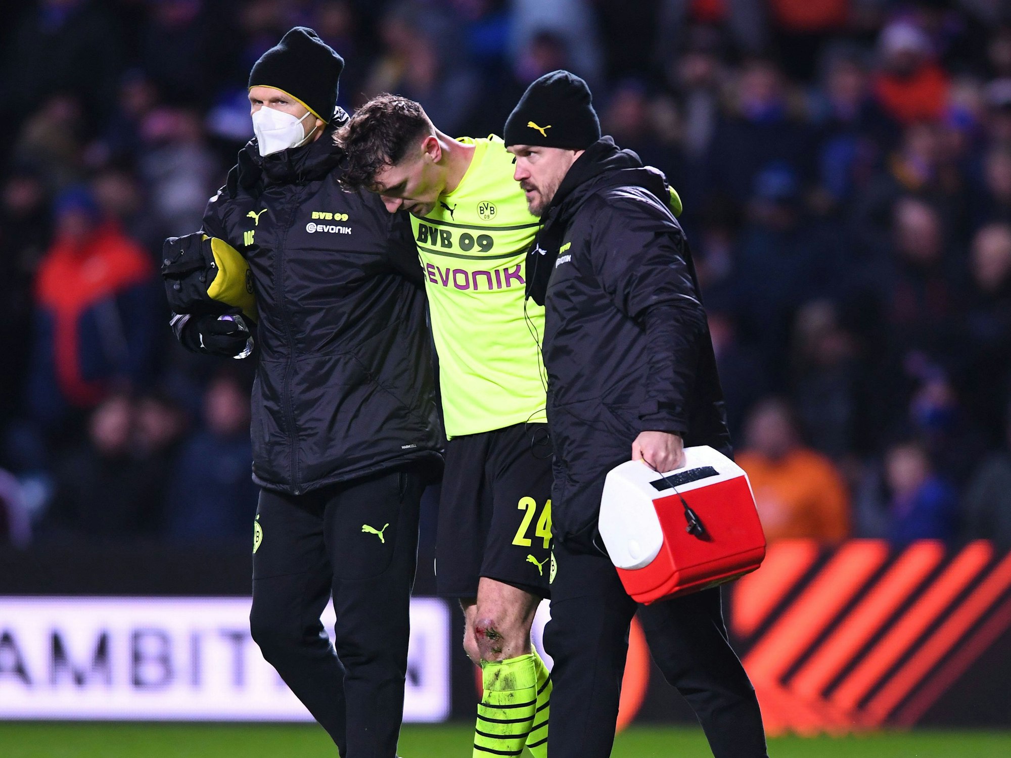 Thomas Zetzmann (rechts) stützt Thomas Meunier und begleitet ihn vom Platz.