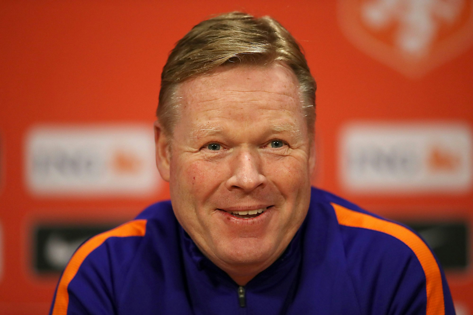 Ronald Koeman lachend bei einer Pressekonferenz