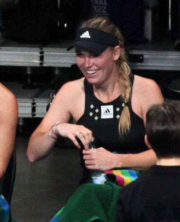 Angelique Kerber (l) und Caroline Wozniacki unterhalten sich in einer Spielpause.