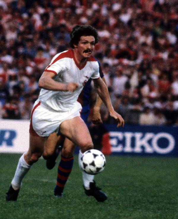 Gerd Zimmermann für Fortuna Düsseldorf am Ball.
