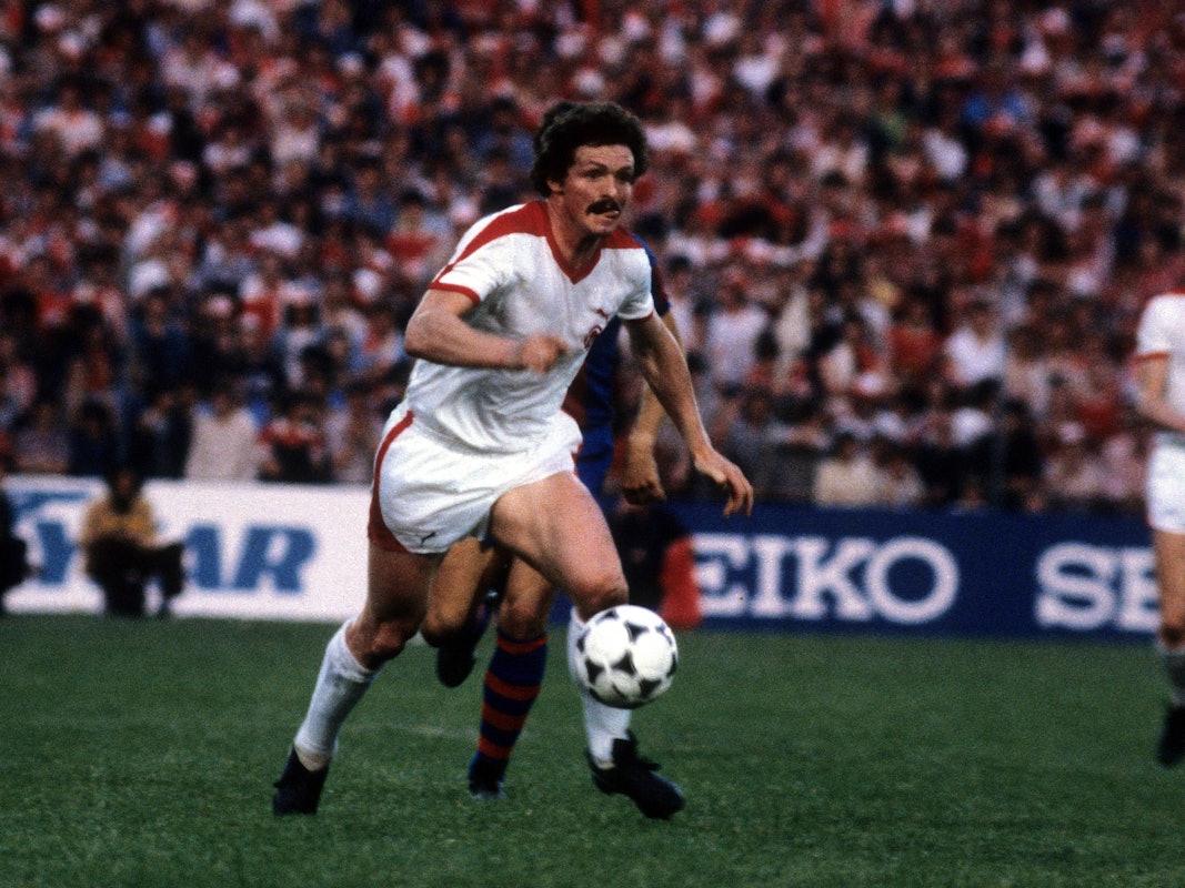 Gerd Zimmermann für Fortuna Düsseldorf am Ball.
