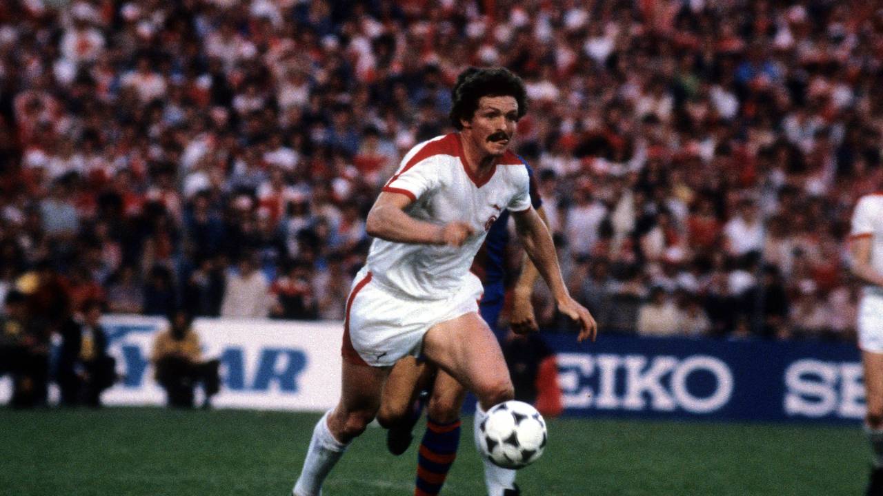 Gerd Zimmermann für Fortuna Düsseldorf am Ball.