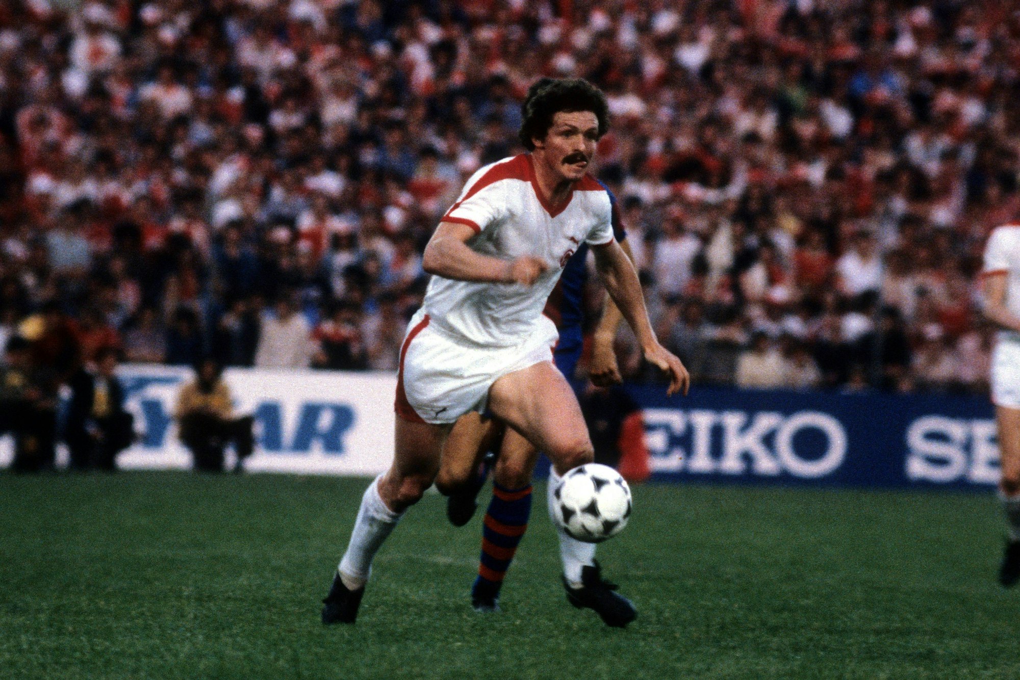 Gerd Zimmermann für Fortuna Düsseldorf am Ball.