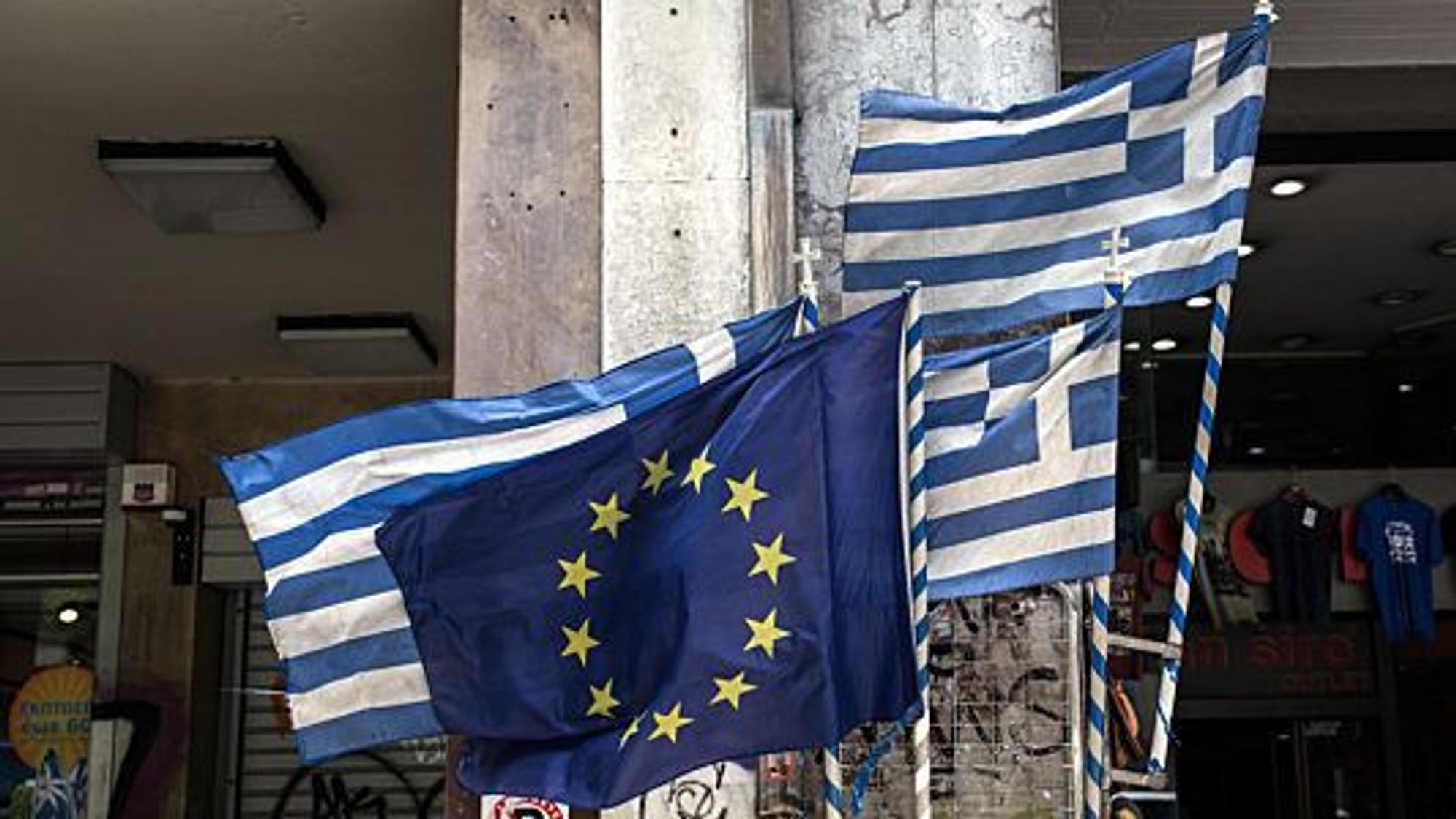Eine EU-Flagge und griechische Flaggen wehen am 18. Juli 2017 im Wind.