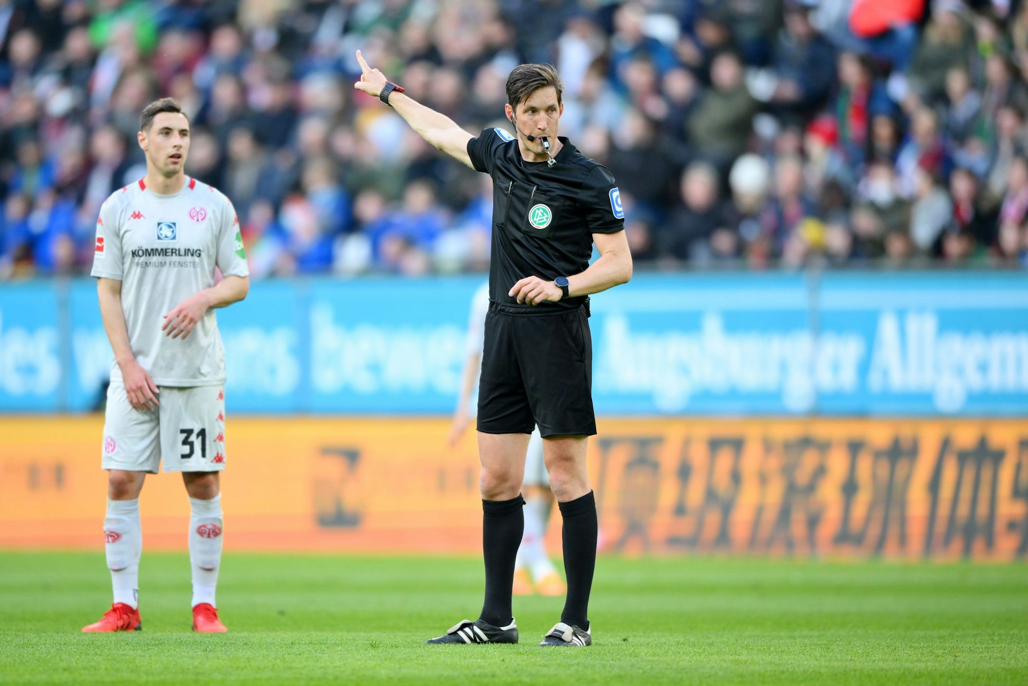 Schiedsrichter Matthias Jöllenbeck gestikuliert.