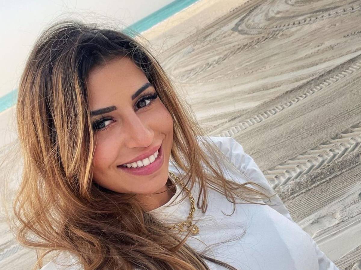 Eva Benetatou bei einem Selfie am Strand am 31.03.2022, welches sie auf ihrem Instagram-Kanal postete.