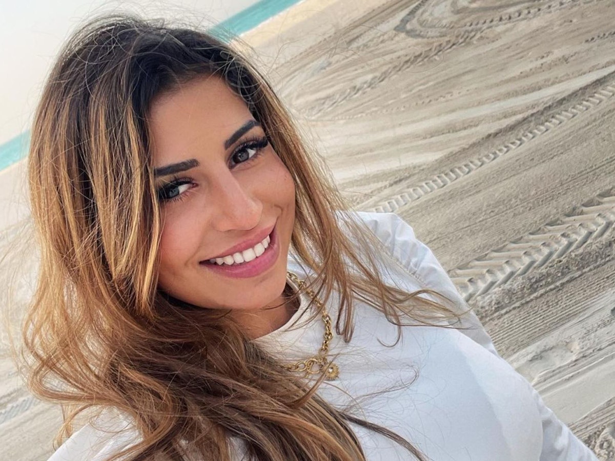 Eva Benetatou bei einem Selfie am Strand am 31.03.2022, welches sie auf ihrem Instagram-Kanal postete.