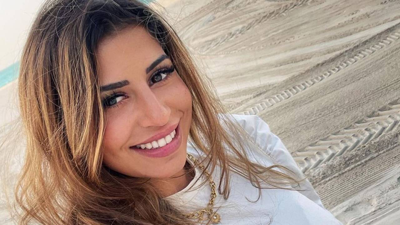 Eva Benetatou bei einem Selfie am Strand am 31.03.2022, welches sie auf ihrem Instagram-Kanal postete.