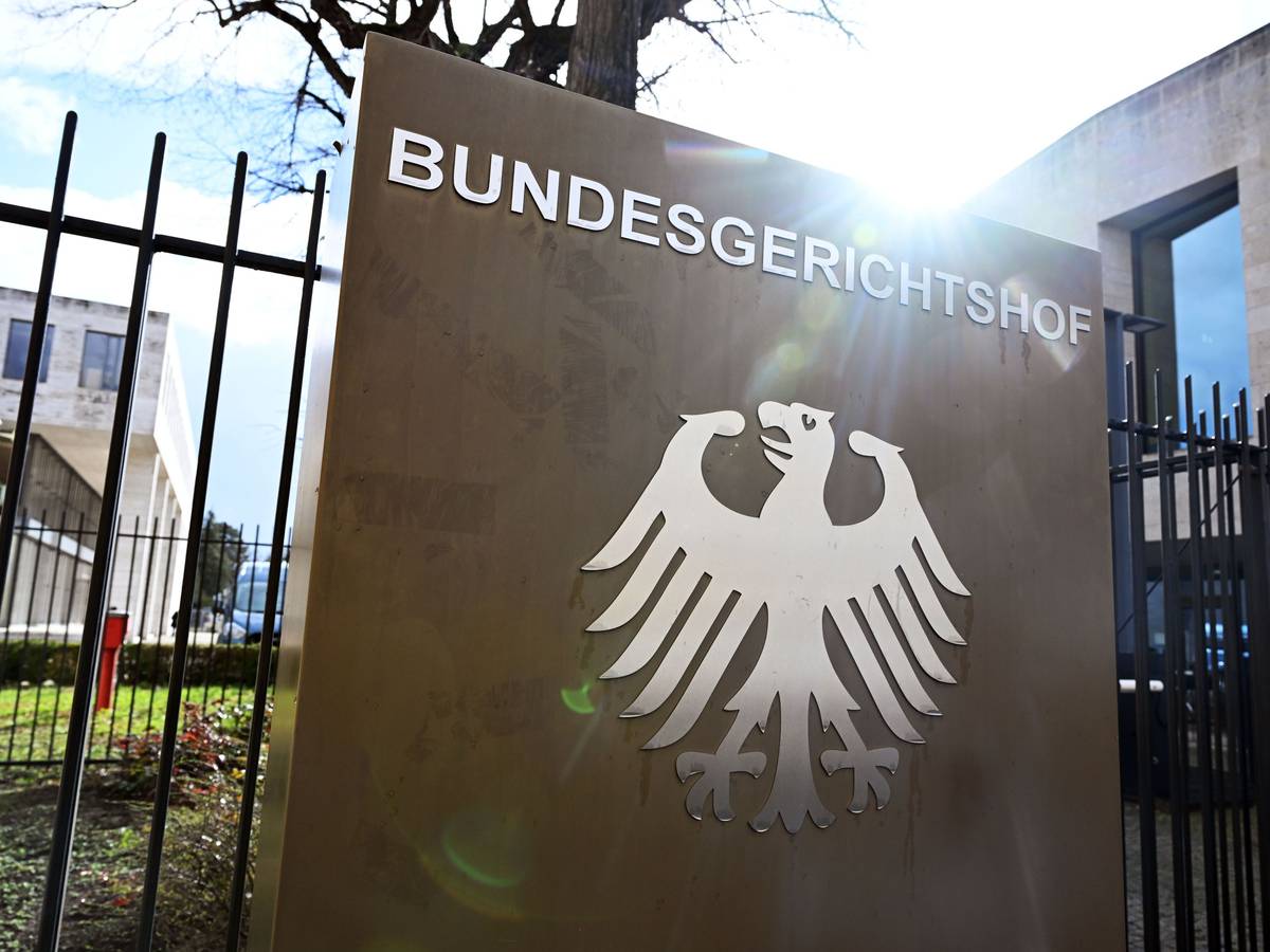 Ein Hinweisschild mit Bundesadler und dem Schriftzug Bundesgerichtshof, aufgenommen vor dem Bundesgerichtshof.