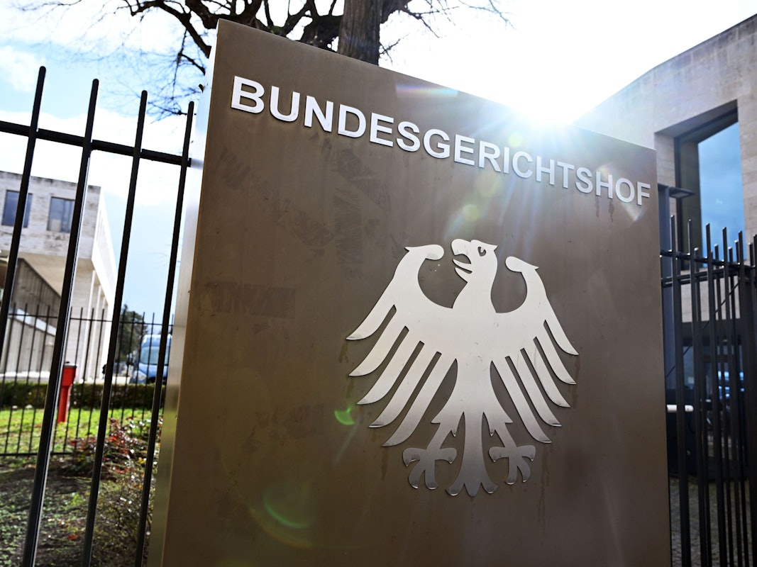 Ein Hinweisschild mit Bundesadler und dem Schriftzug Bundesgerichtshof, aufgenommen vor dem Bundesgerichtshof.