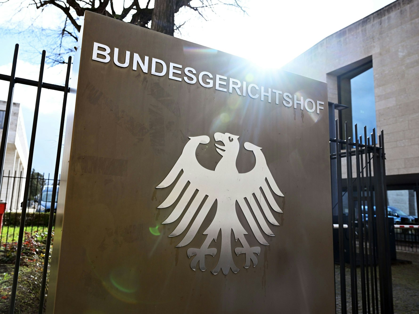 Ein Hinweisschild mit Bundesadler und dem Schriftzug Bundesgerichtshof, aufgenommen vor dem Bundesgerichtshof.