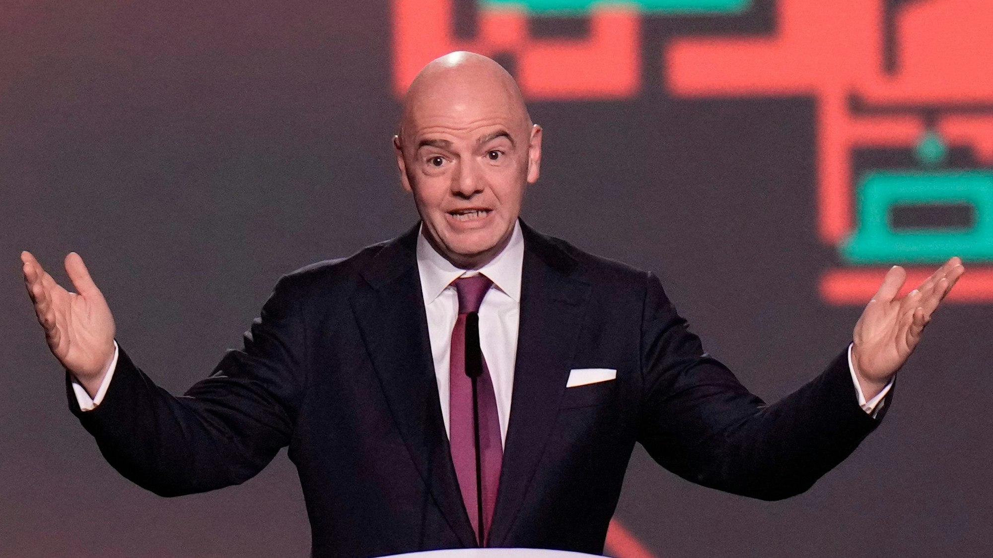 FIFA-Präsident Gianni Infantino steht bei der WM-Auslosung auf dem Podium)