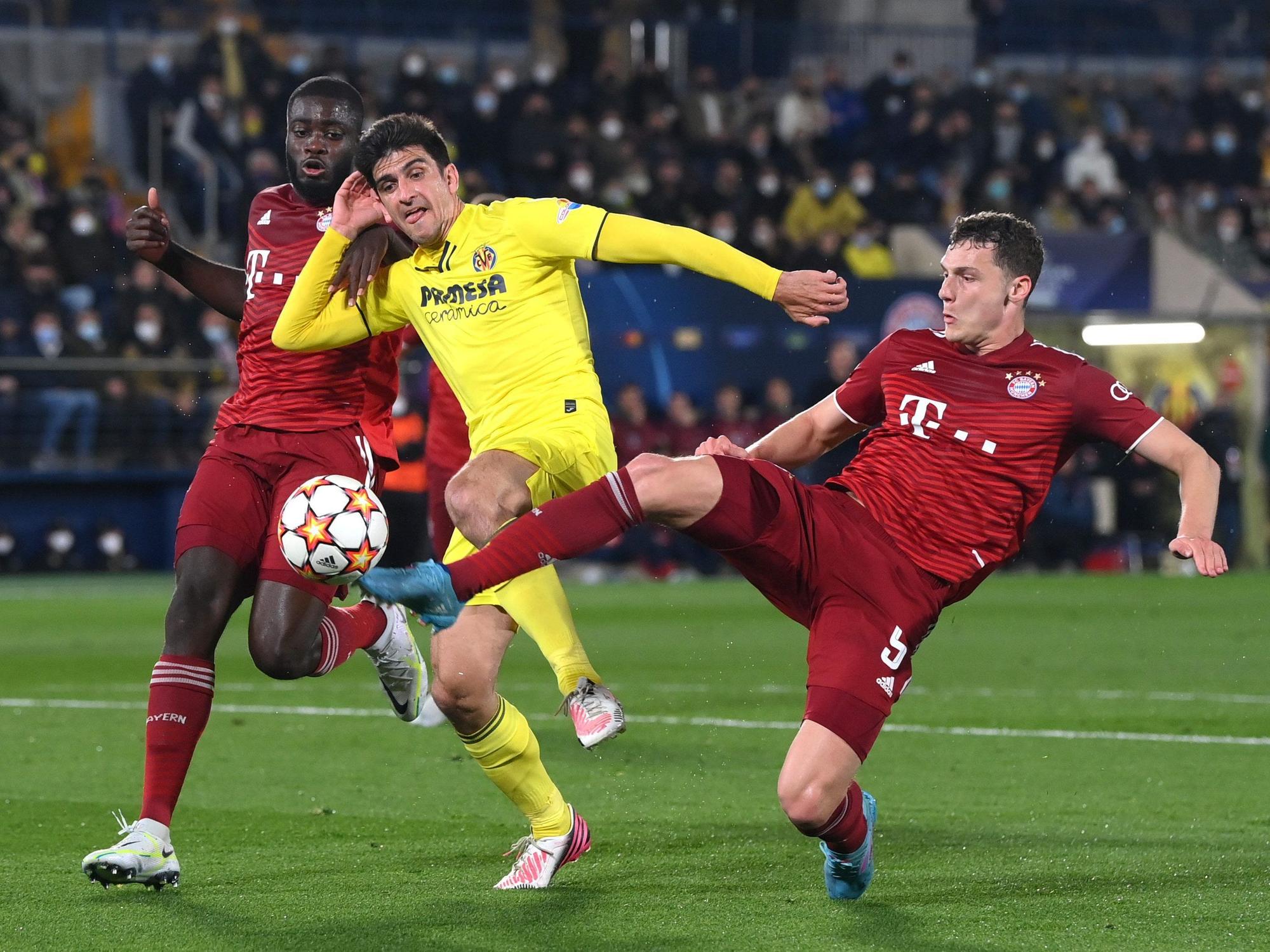 Gerard Moreno nimmt es mit zwei Bayern-Verteidigern auf.