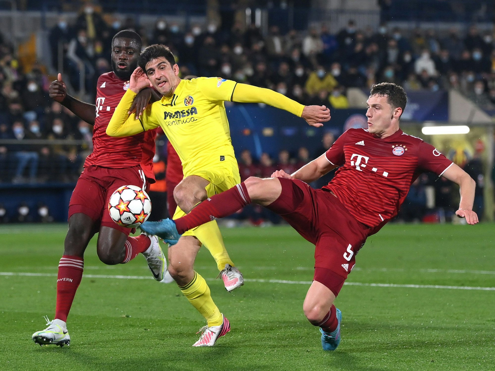 Gerard Moreno nimmt es mit zwei Bayern-Verteidigern auf.