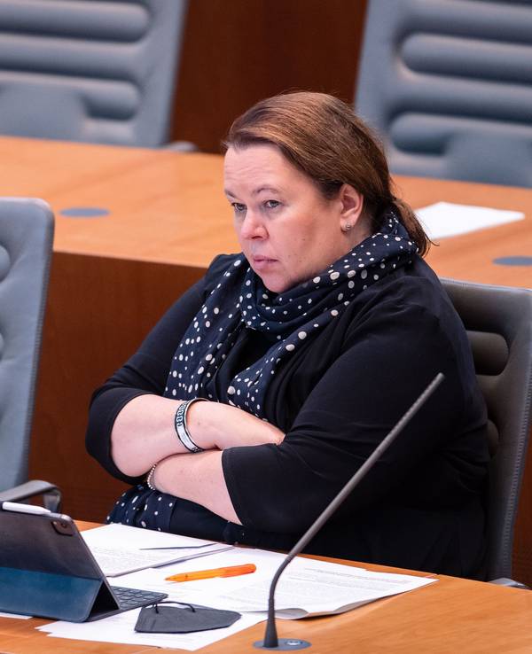 Ursula Heinen-Esser (CDU), Umweltministerin von Nordrhein-Westfalen, sitzt im Landtag auf der Regierungsbank.