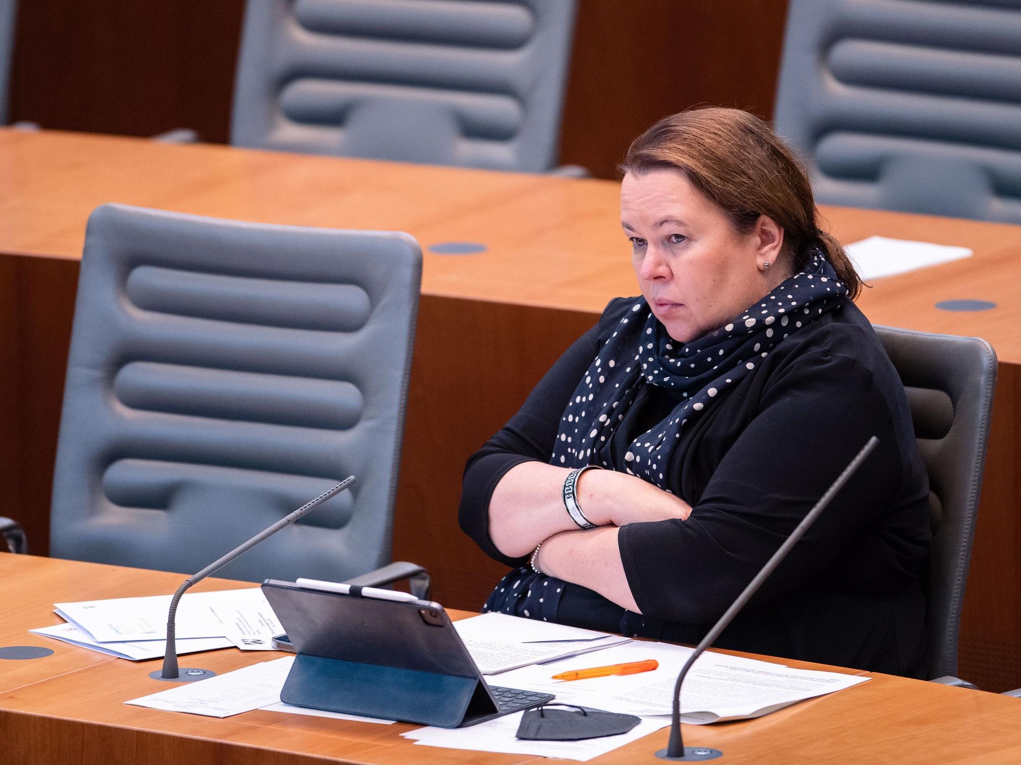 Ursula Heinen-Esser (CDU), Umweltministerin von Nordrhein-Westfalen, sitzt im Landtag auf der Regierungsbank.